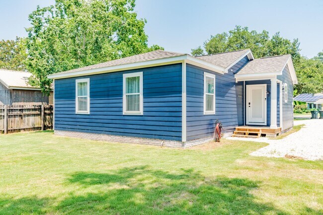Building Photo - Stylish 3 Bedroom Bungalow near NAS and Be...