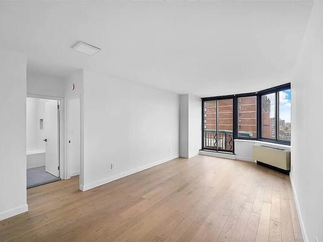 Building Photo - 303 E 60th St