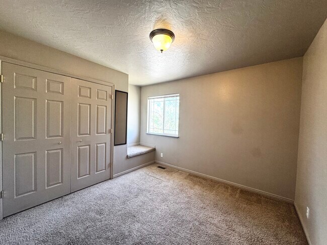 Building Photo - 240 E 300 N