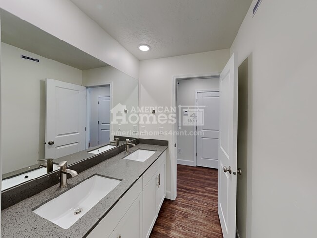 Building Photo - 4304 N Poplar Street