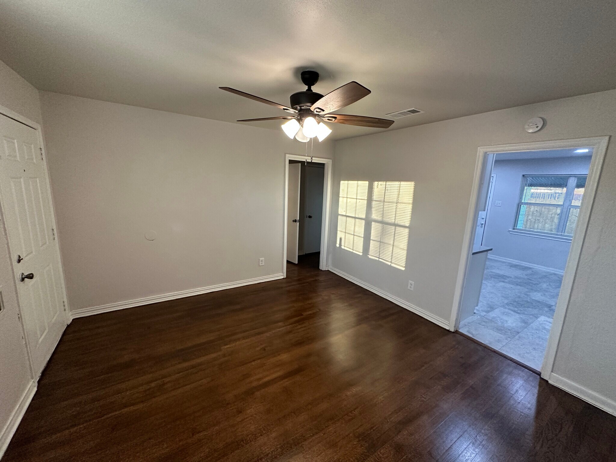 Building Photo - 2322 Meadow Ln