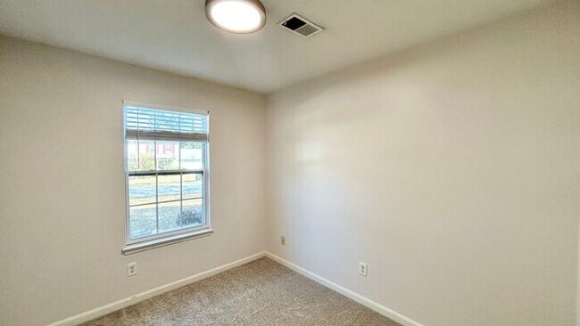 Building Photo - Alpharetta 3 Bedroom-2 Bathroom, Minutes From 400, Dining and Shopping.