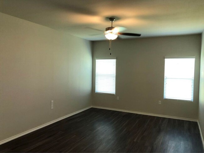 Building Photo - 4 Bedroom in Hallsville