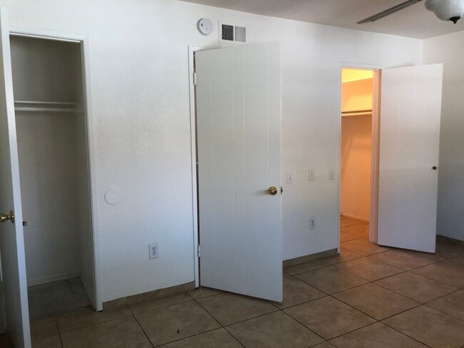 Building Photo - Santa Ana townhome style.  2 bed, 1 1/2 ba...