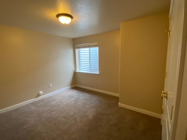 Building Photo - Half Price 1st Month! Beautiful 4 Bedroom 3.5 Bathroom Town Home In Logan