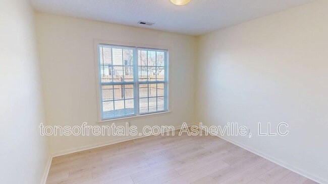 Building Photo - 342 Meadow Pathway Dr