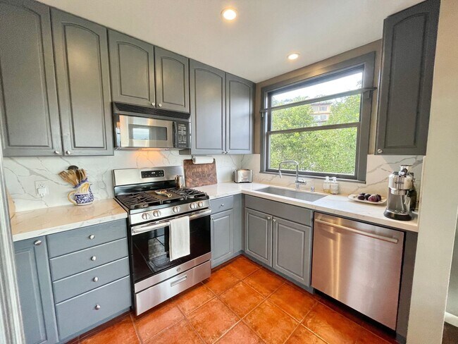 Building Photo - 3BR/2.5BA INCOMPARABLE Views!!! Prime Corona Heights Residence! 2 car parking and laundry! PROGRE...