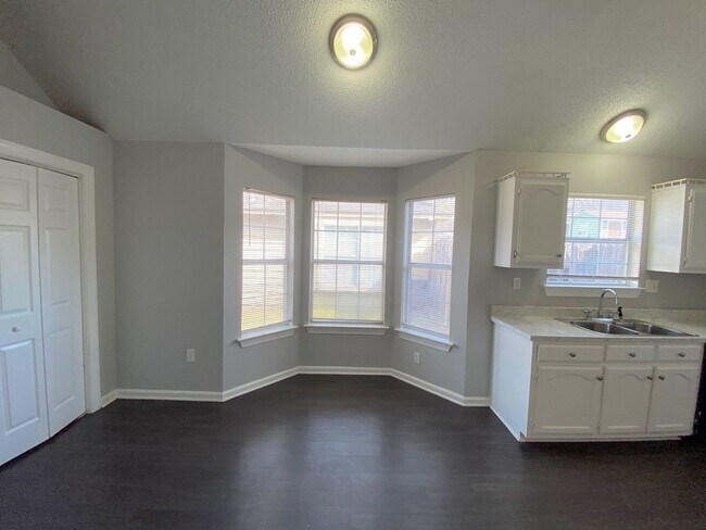 Building Photo - 2794 Laura Cir E