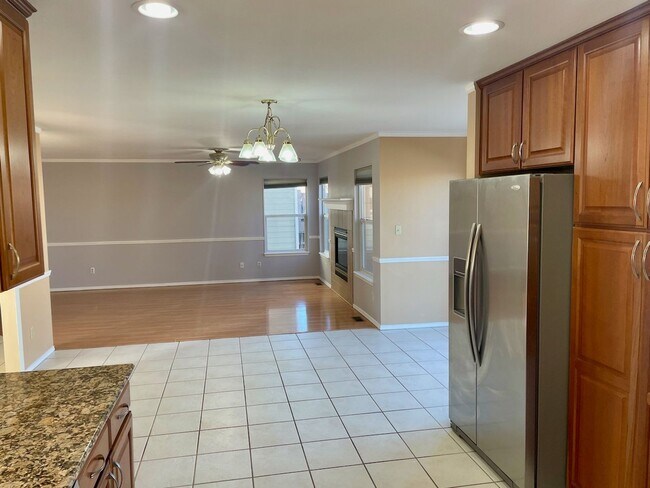 Building Photo - BEAUTIFUL MOUNTAIN SHADOWS 5BD HOME with A/C- Security Deposit Waiver Available