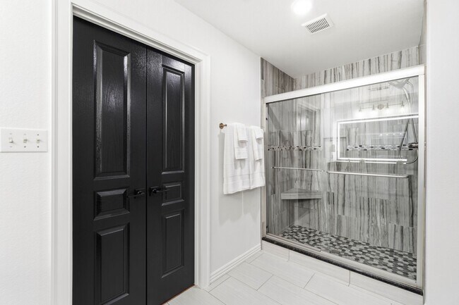 Building Photo - 8912 Wildwood Way