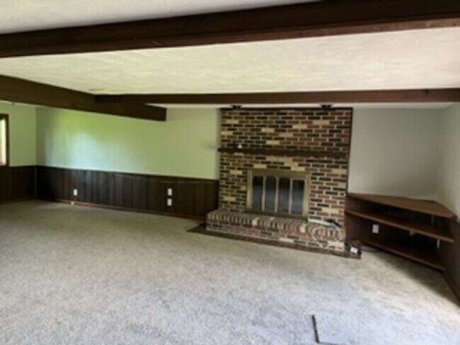 Building Photo - Country Living
