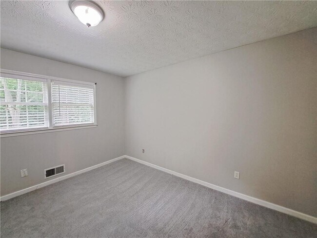Building Photo - 844 Chandler Dr SW