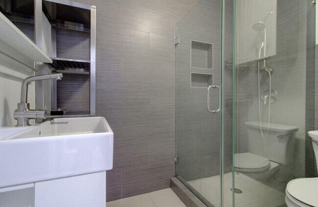 Building Photo - 5704 Darling St