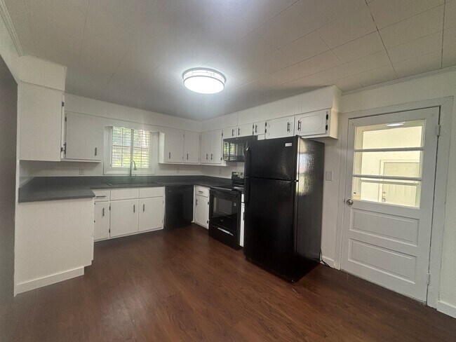 Building Photo - Your perfect 4-bed / 2-beth home in Elizabethton awaits! $2400