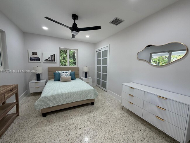 Building Photo - 219 S Bay Harbor Dr