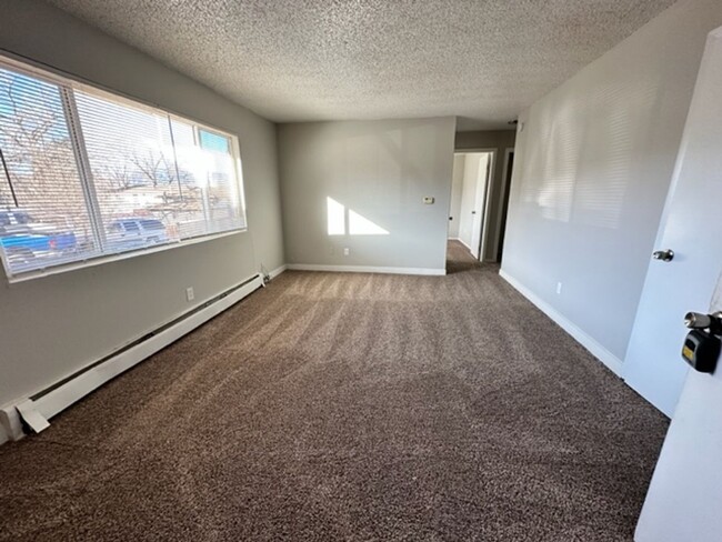 Building Photo - Beautiful, open three bedroom with modern ...