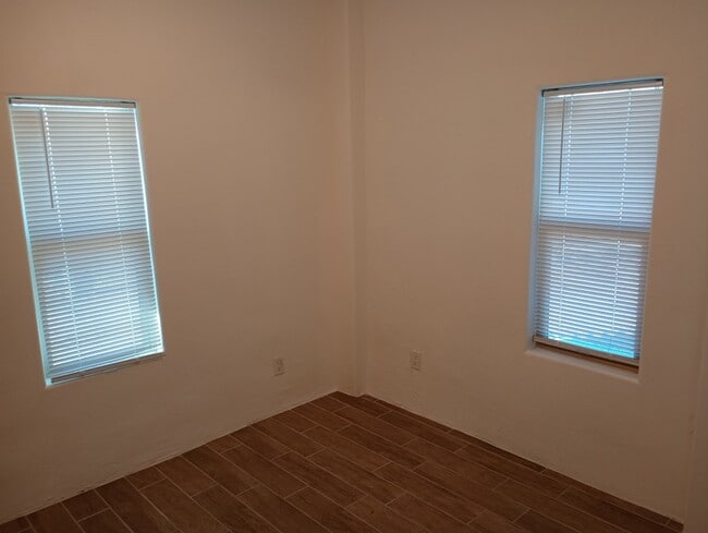 Building Photo - E 4th St