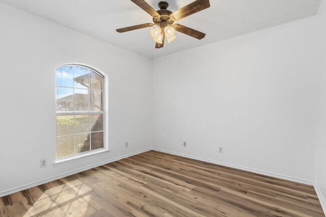 Building Photo - Move-In Ready 4/2 with No Carpet, Washer & Dryer Included – Prime Killeen Location Near Fort Hood!
