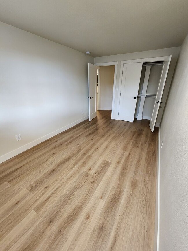 Building Photo - Gorgeous Remodeled 3 bed 2.5 bath in West ...