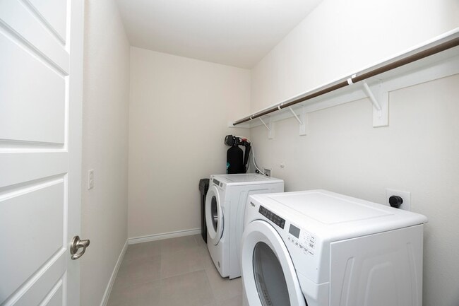 Building Photo - 1001 Marigold St