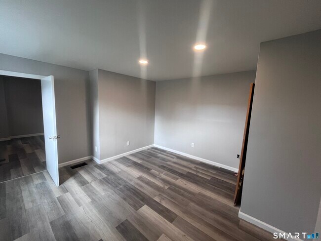 Building Photo - 409 Oak Ave