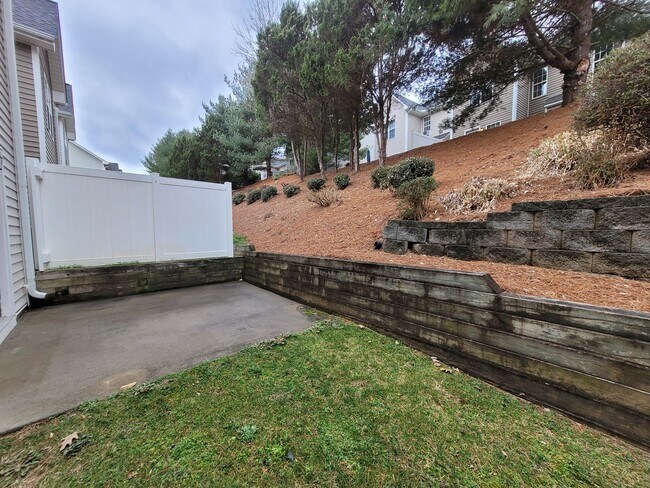 Building Photo - Great 2 Bedroom 2 Bath Townhouse