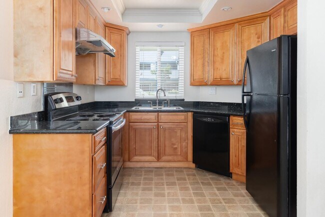Building Photo - 208 Sequim Common