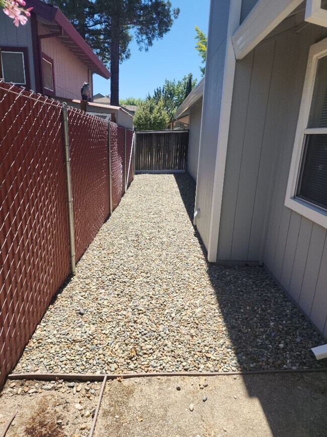 Building Photo - Antelope Single Story, - 3 bedroom, 2 bath - Separate Living Room, Family Room w/fireplace  Low M...