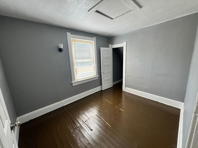 Building Photo - 3 Bedroom House