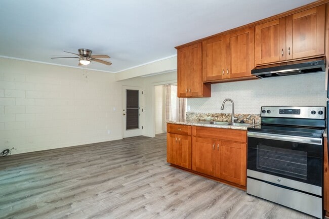 Building Photo - 1 bedroom 1 bath Makai side