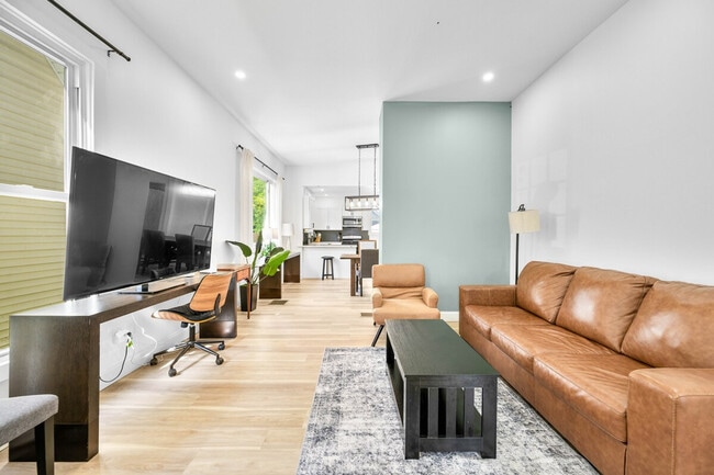 Building Photo - 906 Villa Ave