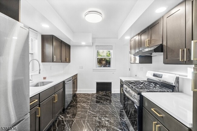 Building Photo - 29 Ligham St