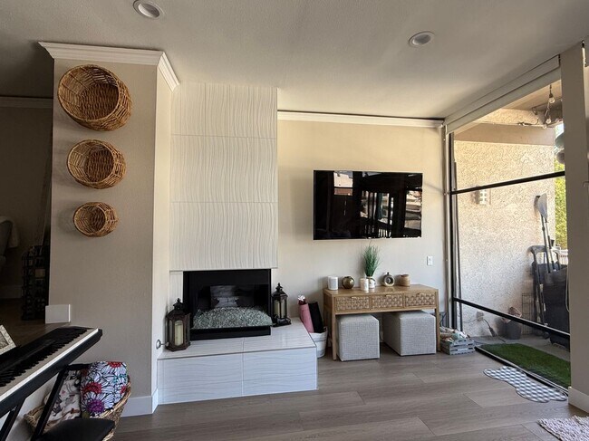 Building Photo - 9125 Marina Pacifica Dr N