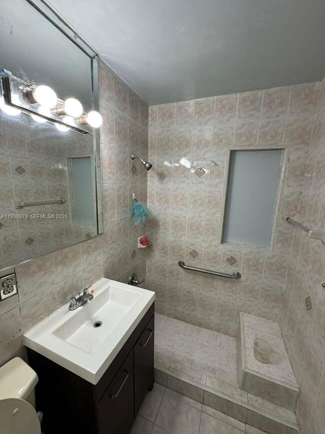 Building Photo - 825 E 9th Ln