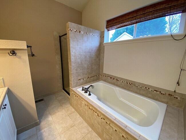 Building Photo - Great NW Home with Fenced Yard, Large Gara...
