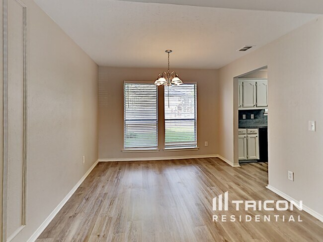 Building Photo - 335 Pin Oak Ln