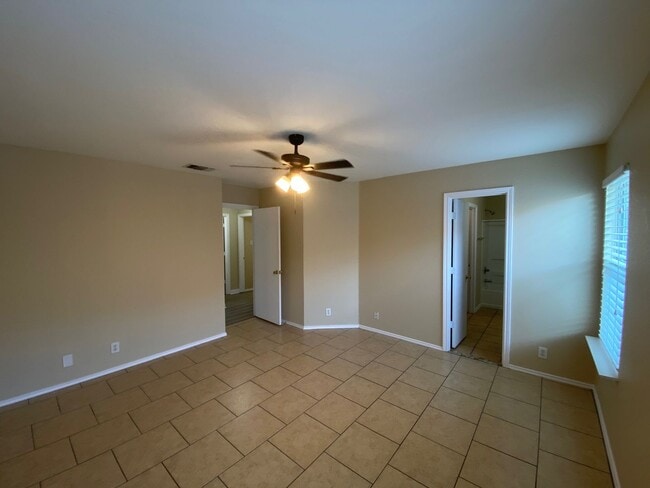 Building Photo - Charming and Spacious Home in a Quiet and ...
