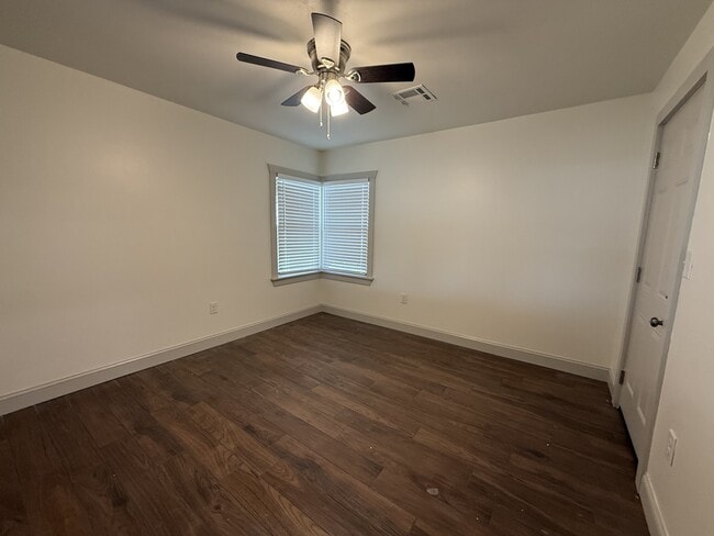 Building Photo - 1802 W 6th Ave