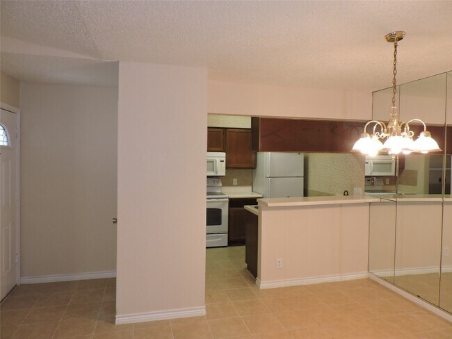 Building Photo - 17401 Red Oak Dr