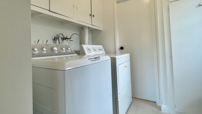 Building Photo - Updated and Renovated 4 Bedroom in Laguna Lake