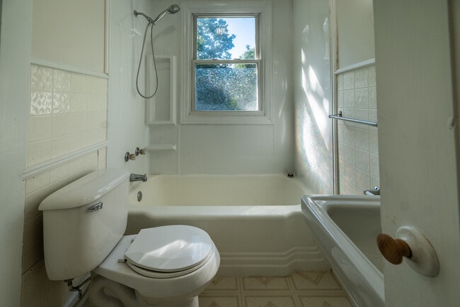 Building Photo - 610.5 Russell St