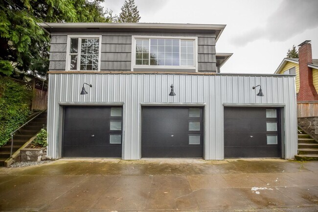 Building Photo - 2112 NE Couch St