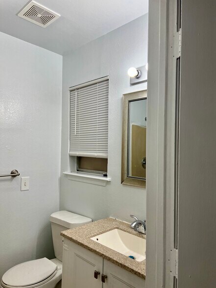 Building Photo - 2112 Tanglewood St
