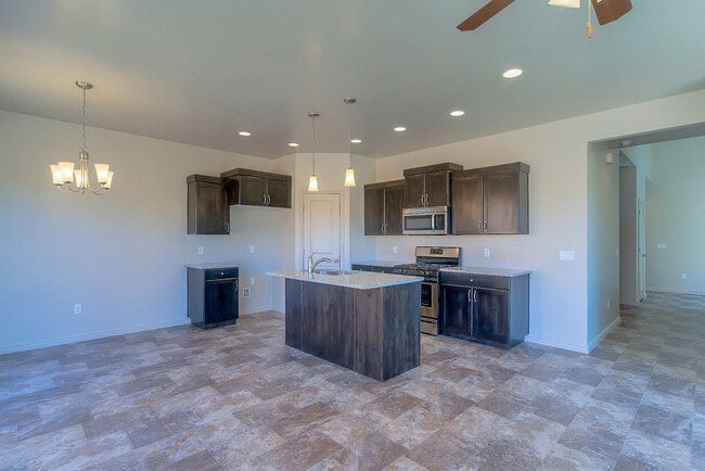 Building Photo - 4 Bedroom End Unit in Sienna Hills! Small Dog Friendly!