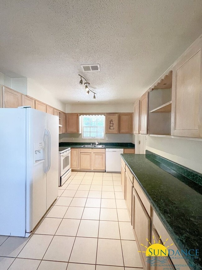 Building Photo - 3 Bedrooms Home With a Pool