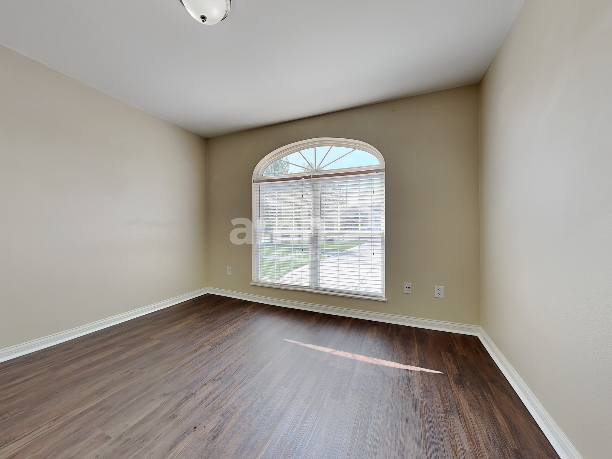 Building Photo - 1028 W Muskegon Dr