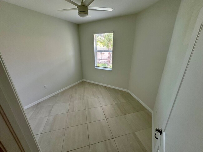 Building Photo - 2563 Vine Ave