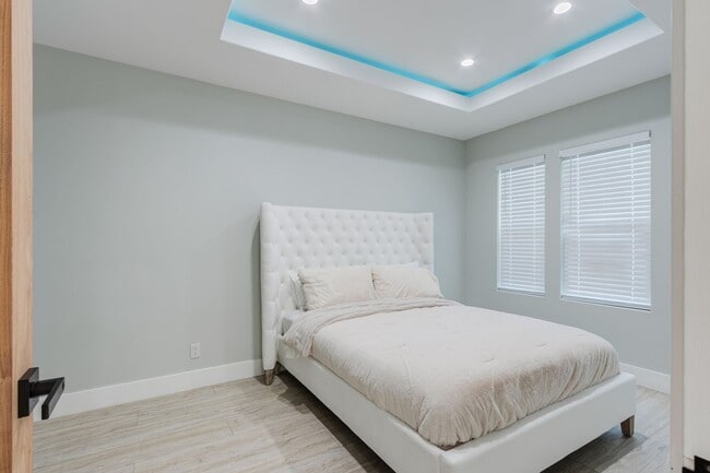 Building Photo - 10068 Russell Ave