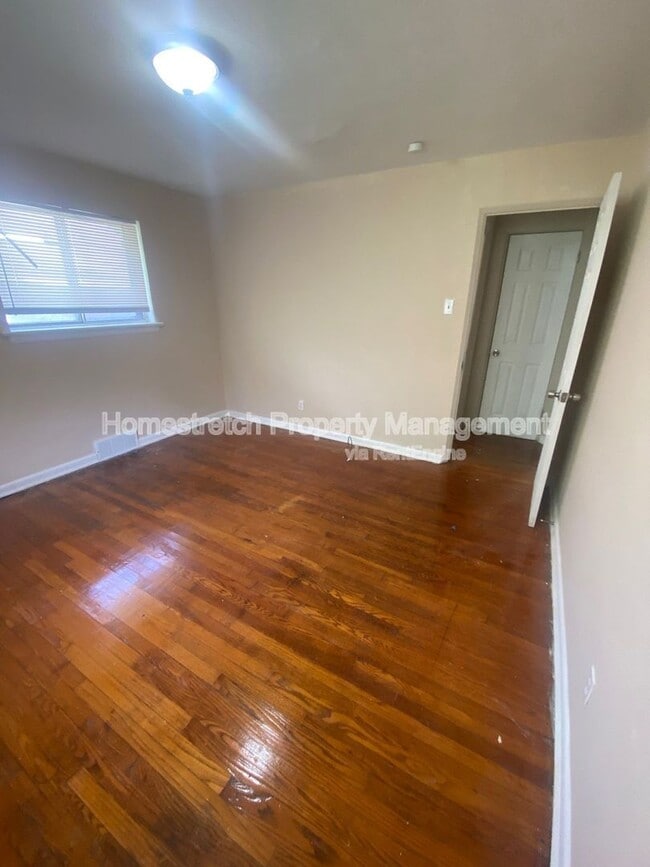Building Photo - 6657 Kenwood Dr