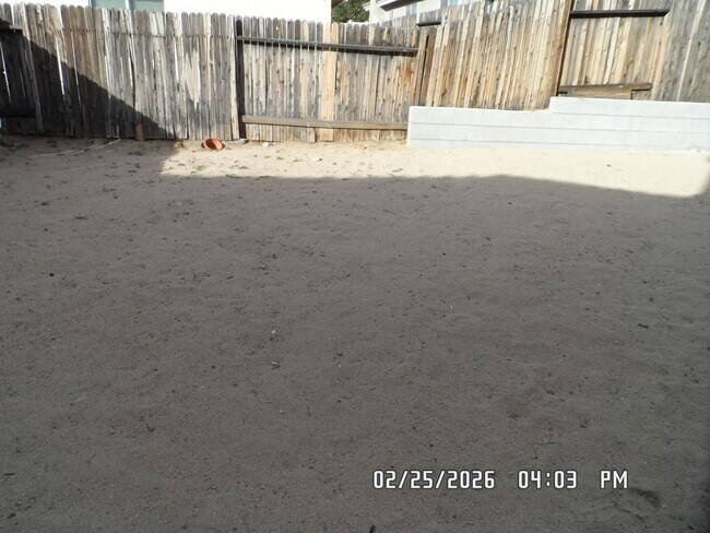 Building Photo - 3 Bedrooms, 2 Bathrooms, Approx 1582 sq. ft., 2 Car Garage, Fenced Back Yard, Rock-scaped Front Y...